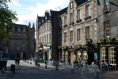 Platz mit gem&uuml;tlichen Caf&eacute;s in Edinburgh
